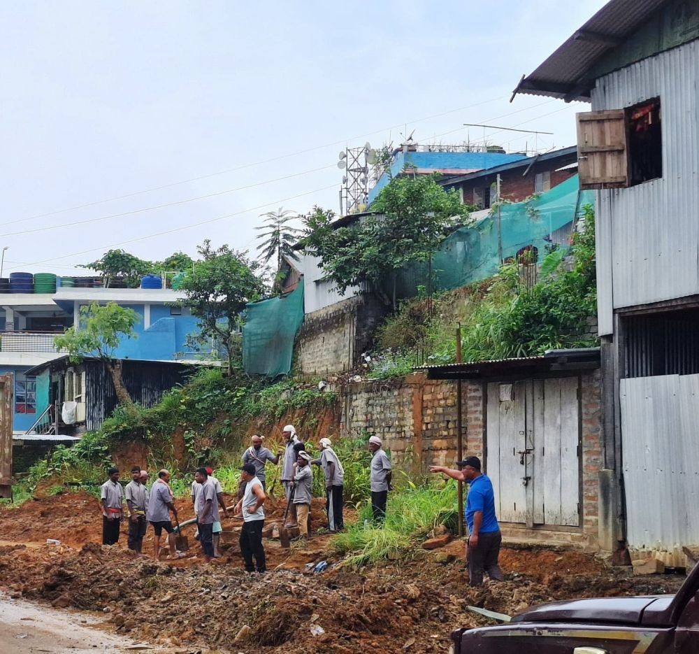 Wokha Town Council undertaking social work drive along the stretch from Wokha Police Point to PWD Junction on October 1.